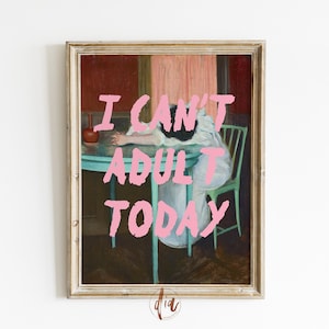 以下が含まれることがあります： ピンクの文字で「I can't adult today」と書かれた、テーブルに座っている女性の絵が額装されています。