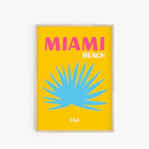 Op de afbeelding: Een gele poster met de tekst "MIAMI BEACH USA" in roze en witte letters. Een gestileerde blauwe palmboom bevindt zich in het midden van de poster.