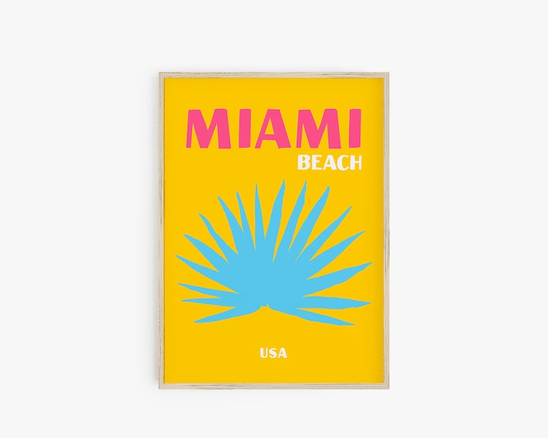 Op de afbeelding: Een gele poster met de tekst "MIAMI BEACH USA" in roze en witte letters. Een gestileerde blauwe palmboom bevindt zich in het midden van de poster.