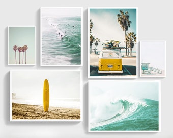 Könnte beinhalten: Ein Set aus sechs gerahmten Drucken mit Strandszenen, darunter Palmen, ein gelber Van mit Surfbrettern auf dem Dach, ein Surfer, der auf einer Welle reitet, und ein Surfbrett am Strand.