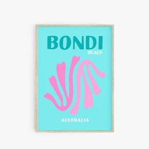 Op de afbeelding: Een turquoise blauwe poster met de tekst "BONDI BEACH AUSTRALIA" in wit. Een abstract roze ontwerp bevindt zich in het midden van de poster.
