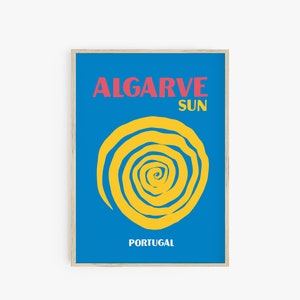 Op de afbeelding: Een blauwe poster met de tekst "ALGARVE SUN" in roze en "PORTUGAL" in wit. Een gele spiraalvormige zonafbeelding bevindt zich in het midden.