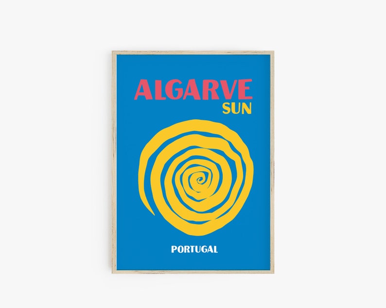 Op de afbeelding: Een blauwe poster met de tekst "ALGARVE SUN" in roze en "PORTUGAL" in wit. Een gele spiraalvormige zonafbeelding bevindt zich in het midden.