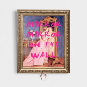 K&ouml;nnte beinhalten: Ein gerahmter Druck eines Vintage-Gem&auml;ldes, das zwei Frauen vor einem Spiegel zeigt. Der Text "Mirror Mirror On The Wall" ist in rosa Buchstaben &uuml;ber dem Bild geschrieben.