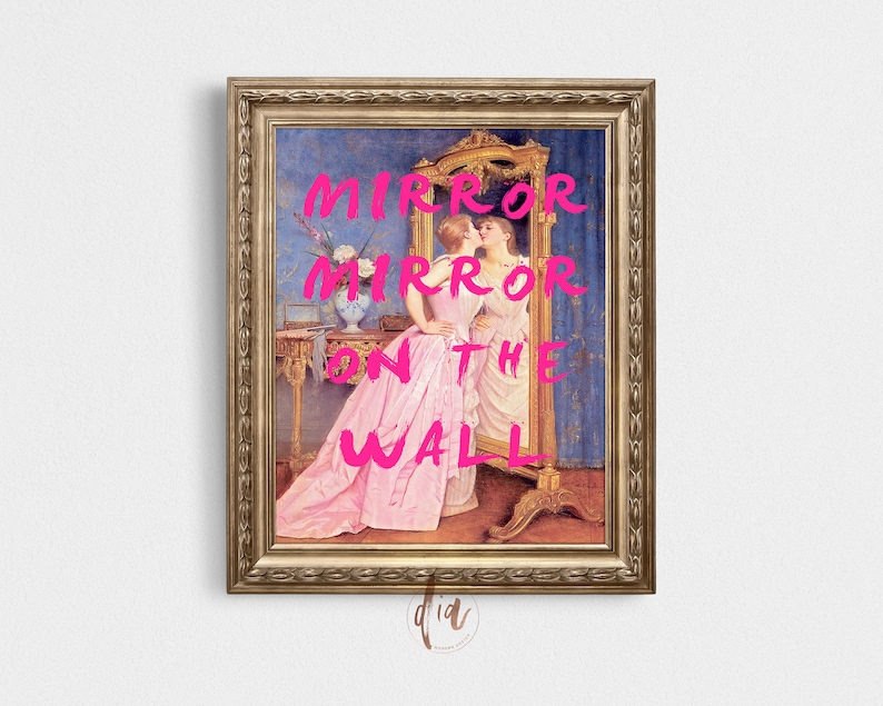 K&ouml;nnte beinhalten: Ein gerahmter Druck eines Vintage-Gem&auml;ldes, das zwei Frauen vor einem Spiegel zeigt. Der Text "Mirror Mirror On The Wall" ist in rosa Buchstaben &uuml;ber dem Bild geschrieben.