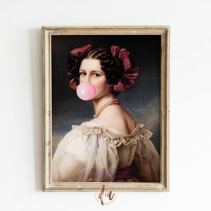 Puede incluir: Retrato enmarcado de una mujer con cabello oscuro y una burbuja de chicle rosa. La mujer lleva un collar de perlas y un vestido blanco con escote con volantes. El marco es de color marr&oacute;n claro.