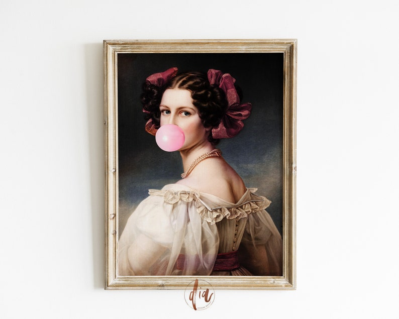 Puede incluir: Retrato enmarcado de una mujer con cabello oscuro y una burbuja de chicle rosa. La mujer lleva un collar de perlas y un vestido blanco con escote con volantes. El marco es de color marr&oacute;n claro.