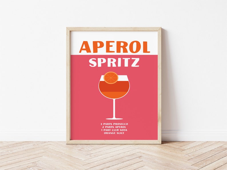Pode incluir: Um cartaz rosa e branco com o texto "Aperol Spritz" em laranja e branco. O cartaz apresenta um copo de Aperol Spritz com uma fatia de laranja no topo. Os ingredientes s&atilde;o listados abaixo do copo: 3 partes de Prosecco, 2 partes de Aperol, 1 parte de soda club, fatia de laranja.