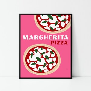 Op de afbeelding: Een roze poster met een zwarte lijst met twee illustraties van Margherita-pizza's met rode saus, witte kaas en groene basilicumbladeren. De tekst "MARGHERITA PIZZA" is in wit gedrukt.