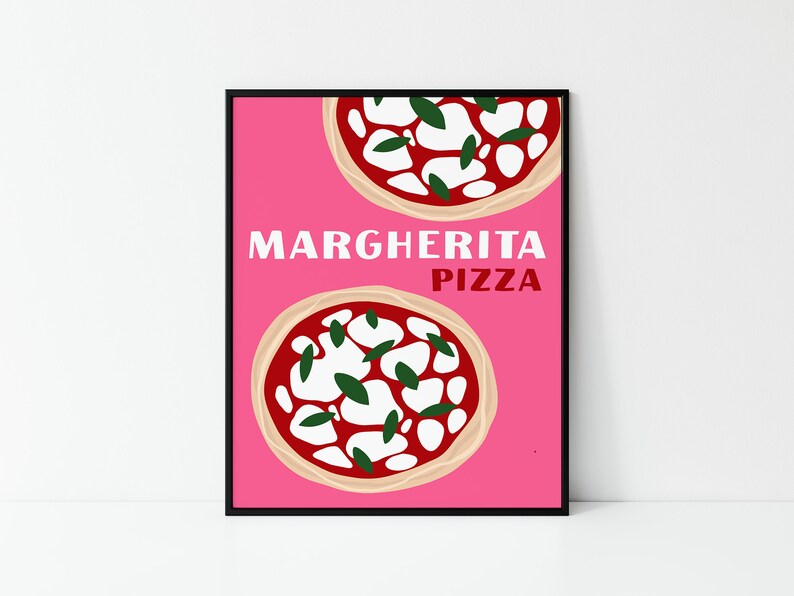 Op de afbeelding: Een roze poster met een zwarte lijst met twee illustraties van Margherita-pizza's met rode saus, witte kaas en groene basilicumbladeren. De tekst "MARGHERITA PIZZA" is in wit gedrukt.