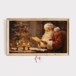 Puede incluir: Una pintura de Santa Claus sentado junto a un árbol de Navidad iluminado, leyendo una carta. Lleva un traje rojo con ribetes blancos y una barba blanca. La habitación está tenuemente iluminada con velas sobre la mesa.