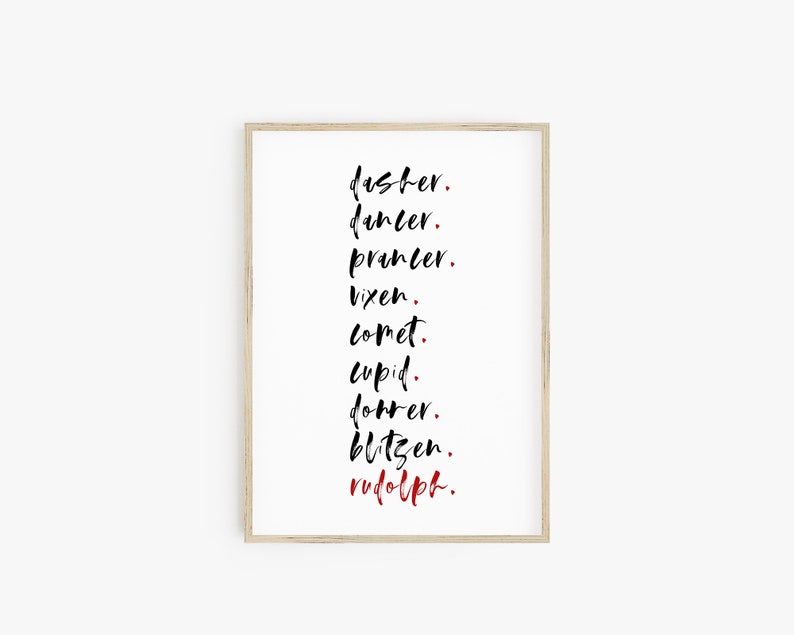 Op de afbeelding: Een zwart-witte printbare wandkunstprint met de namen van Santa's rendieren in een verticale lijst. De namen zijn geschreven in een gestileerd lettertype. De laatste naam, "rudolph", is geschreven in rood.