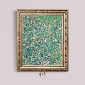 Op de afbeelding: Een ingelijst schilderij van een bloemenveld in tinten roze, paars en wit. De bloemen worden omringd door groen gebladerte en het schilderij is tegen een witte achtergrond geplaatst.