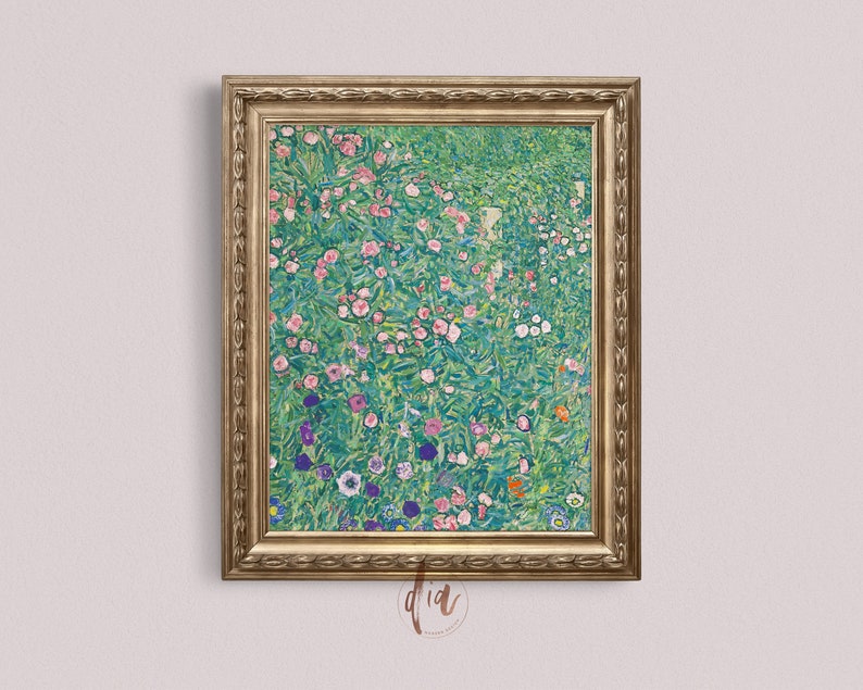 Op de afbeelding: Een ingelijst schilderij van een bloemenveld in tinten roze, paars en wit. De bloemen worden omringd door groen gebladerte en het schilderij is tegen een witte achtergrond geplaatst.