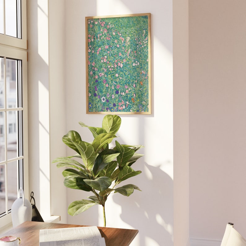 Op de afbeelding: Een ingelijste print van een schilderij dat een veld met kleurrijke bloemen in tinten roze, paars en blauw toont. De bloemen zijn tegen een groene achtergrond geplaatst.