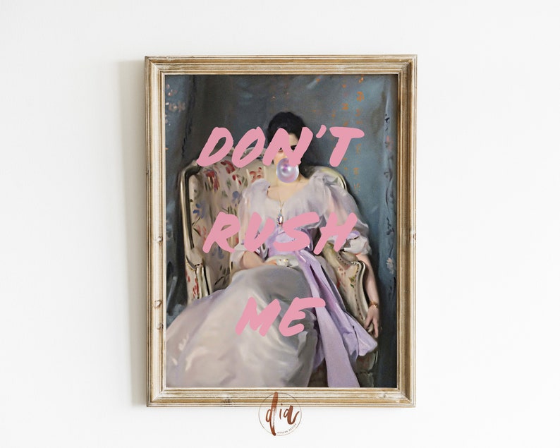 Pode incluir: Uma pintura vintage de uma mulher com um vestido branco sentada em uma cadeira. A mulher est&aacute; soprando uma bolha e o texto "DON'T RUSH ME" est&aacute; escrito em rosa sobre a imagem.