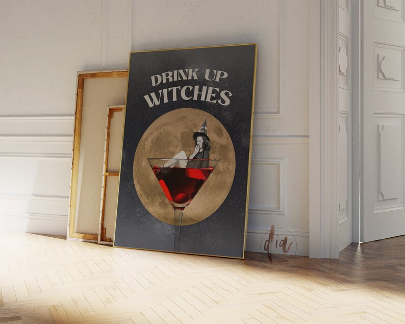 K&ouml;nnte beinhalten: Ein schwarzes und goldenes Poster mit dem Text "Drink Up Witches" und einer Hexe, die in einem Martini-Glas sitzt. Die Hexe tr&auml;gt einen schwarzen Hut und ein schwarzes Kleid und hat einen goldenen Heiligenschein.
