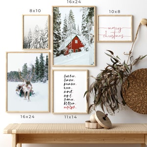 Op de afbeelding: Een set van acht ingelijste prints met een winterthema. De prints tonen een besneeuwd landschap met een rode hut, een rendier dat een slee trekt en een lijst met rendiernamen. De prints zijn in verschillende formaten verkrijgbaar, waaronder 8x10, 10x8, 11x14 en 16x24 inch.