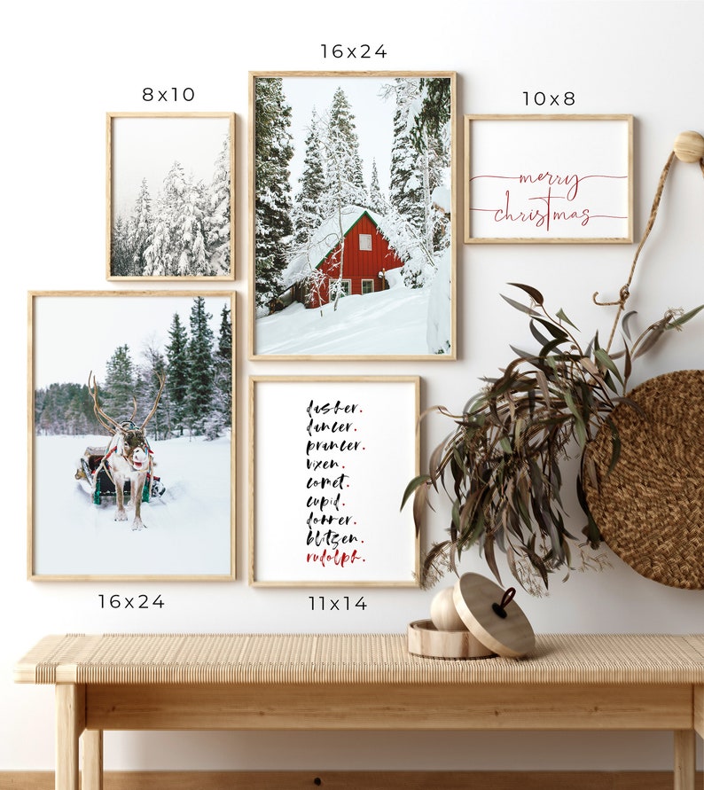 Op de afbeelding: Een set van acht ingelijste prints met een winterthema. De prints tonen een besneeuwd landschap met een rode hut, een rendier dat een slee trekt en een lijst met rendiernamen. De prints zijn in verschillende formaten verkrijgbaar, waaronder 8x10, 10x8, 11x14 en 16x24 inch.