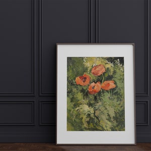 Puede incluir: Impresi&oacute;n art&iacute;stica enmarcada que muestra cinco amapolas naranjas sobre un fondo de follaje verde. La pintura tiene un estilo impresionista con pinceladas visibles. La obra de arte se presenta en un marco marr&oacute;n simple, ideal para a&ntilde;adir un toque natural.