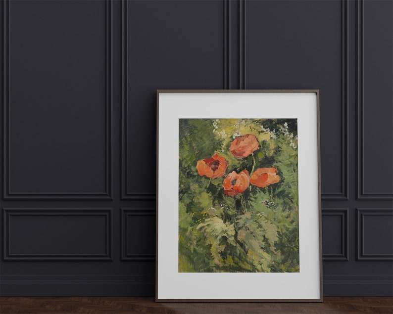 Puede incluir: Impresi&oacute;n art&iacute;stica enmarcada que muestra cinco amapolas naranjas sobre un fondo de follaje verde. La pintura tiene un estilo impresionista con pinceladas visibles. La obra de arte se presenta en un marco marr&oacute;n simple, ideal para a&ntilde;adir un toque natural.