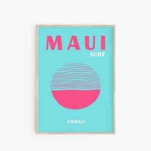 Op de afbeelding: Een ingelijst print met een turquoise achtergrond en een roze zon-graphic. De tekst "MAUI SURF" is roze en de tekst "HAWAII" is wit.