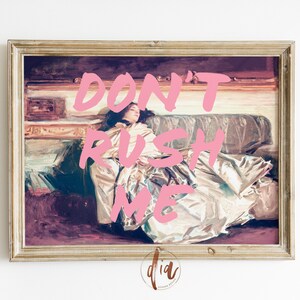 Puede incluir: Impresi&oacute;n art&iacute;stica enmarcada con una pintura cl&aacute;sica de una mujer en un sof&aacute;. El texto rosa brillante superpuesto dice "DON'T RUSH ME". La obra de arte est&aacute; enmarcada en un marco dorado, perfecta para la decoraci&oacute;n del hogar.
