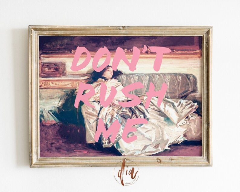 Puede incluir: Impresi&oacute;n art&iacute;stica enmarcada con una pintura cl&aacute;sica de una mujer en un sof&aacute;. El texto rosa brillante superpuesto dice "DON'T RUSH ME". La obra de arte est&aacute; enmarcada en un marco dorado, perfecta para la decoraci&oacute;n del hogar.