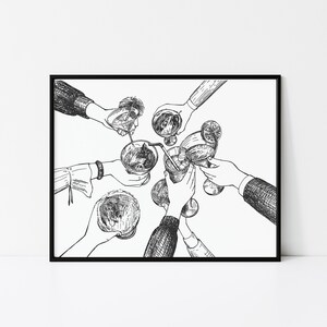 Pu&ograve; includere: Disegno in bianco e nero di sei mani che tengono bicchieri da cocktail e li fanno tintinnare insieme. I bicchieri sono pieni di diverse bevande, tra cui un cocktail con una cannuccia e un bicchiere con cubetti di ghiaccio.