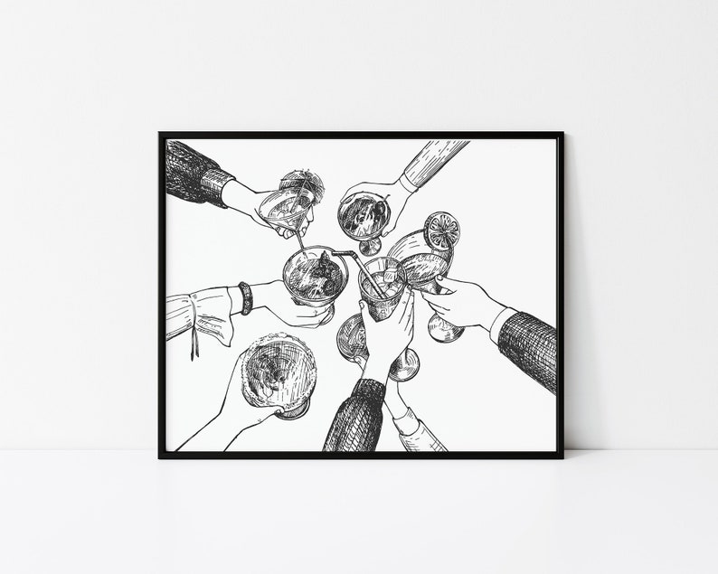 Pu&ograve; includere: Disegno in bianco e nero di sei mani che tengono bicchieri da cocktail e li fanno tintinnare insieme. I bicchieri sono pieni di diverse bevande, tra cui un cocktail con una cannuccia e un bicchiere con cubetti di ghiaccio.