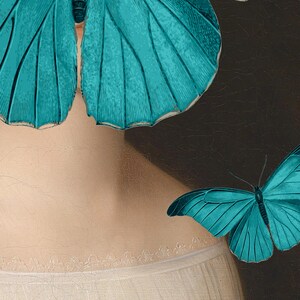 Puede incluir: Un primer plano de la espalda de una mujer con dos mariposas azul turquesa. Las mariposas est&aacute;n colocadas por encima de los hombros de la mujer y por debajo de su cintura. La mujer lleva una prenda blanca con un borde de encaje.
