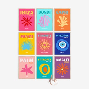 Op de afbeelding: Negen kleurrijke posters met abstracte ontwerpen en tekst. Elke poster toont de naam van een andere stad en een korte zin. De steden zijn Ibiza, Bondi, Capri, Miami, St. Moritz, Mykonos, Palm, St. Tropez en Amalfi.