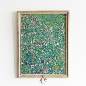 Puede incluir: Una impresi&oacute;n floral enmarcada que presenta un campo de flores rosas, moradas y blancas entre follaje verde. La obra de arte tiene una est&eacute;tica vintage, con un marco dorado. La pintura es un paisaje centrado en la belleza natural de las flores.