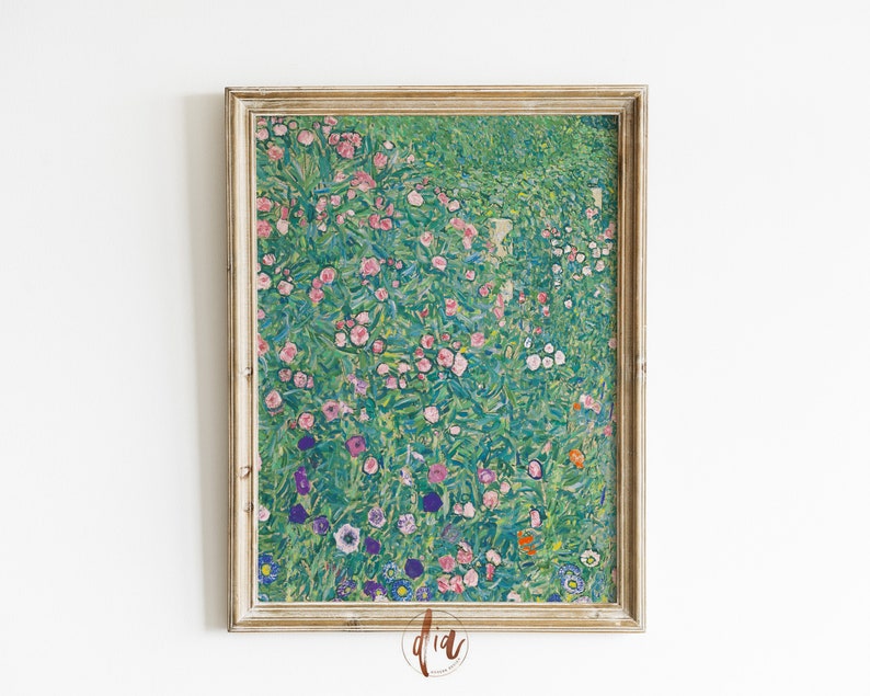 Puede incluir: Una impresi&oacute;n floral enmarcada que presenta un campo de flores rosas, moradas y blancas entre follaje verde. La obra de arte tiene una est&eacute;tica vintage, con un marco dorado. La pintura es un paisaje centrado en la belleza natural de las flores.
