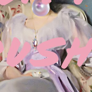 Pode incluir: Uma mulher com um vestido branco e roxo com um colar de p&eacute;rolas e uma bolha rosa. A palavra "PUSH" est&aacute; escrita em rosa sobre a imagem.