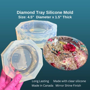 Op de afbeelding: Transparante siliconen diamantvormen. De vormen zijn achthoekig met een diameter van 11,4 cm en een dikte van 3,8 cm. Eén vorm bevat gedroogde bloemen en een rode roos. De tekst luidt "Diamond Tray Silicone Mold" en "Made in Canada."