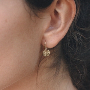 Coin Huggie Earrings, Small Hoop with Round, Gold Hoops Hammered Disc, Hoops with Disc, Huggie Hoop Earrings, Geometric Earrings, Coin Hoop