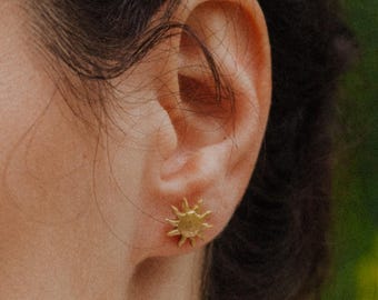 Zon messing oorknopjes in 18k goud of zilver – Dainty Celestial Jewelry