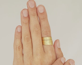 Anello in oro spesso, anelli d'oro per le donne, anello in oro martellato, anello in oro avvolgente, anelli d'oro minimali, anelli d'oro, anello in argento spesso, anello fatto a mano