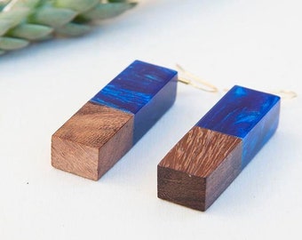 Pendientes de madera, pendientes de resina y madera, pendientes hechos a mano, pendientes de madera, pendientes de resina azul, pendientes colgantes de madera, pendientes de madera y resina
