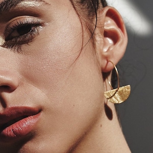 Halvmåneörhängen, Geometriska örhängen i guld, Guldörhängen, Halvcirkelformade ringörhängen, Ringörhängen i 18k guld, Örhängen i guld, Guldsmycken