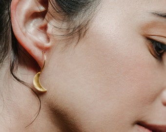 Orecchini d'oro a mezza luna, orecchini Huggie oro, orecchini con fascino a cerchio, orecchini a cerchio d'oro, piccoli cerchi d'oro, orecchini a cerchio Huggie, piccoli cerchi