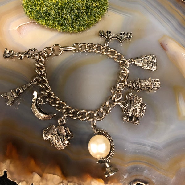 bracelet à breloques sur le thème du voyage vintage, breloques emblématiques en métal doré, finition sombre, bijoux fantaisie, breloques de style souvenir