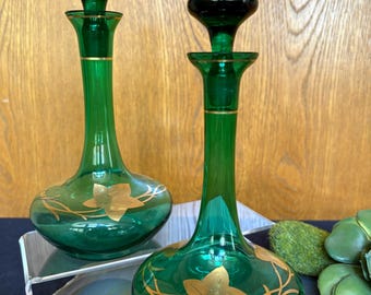 Decantadores vintage de vidrio verde pintados a mano con hojas de arce doradas y tapones, botellas de vidrio verde esmeralda alemanas de mediados de siglo, botellas de genio vintage