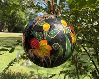 Adorno vintage de Cachemira hecho a mano y pintado a mano, 6,35 cm de diámetro, India, negro con flores vibrantes, estilo boho, navideño, colgante, bola boho