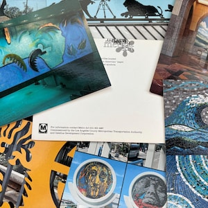 Lot de 8 cartes d'art vintage des années 1990 pour le métro de Los Angeles, oeuvres d'art dans le programme d'art du métro de LA faisant la promotion des cartes, art en plein air exposant des oeuvres d'art historiques