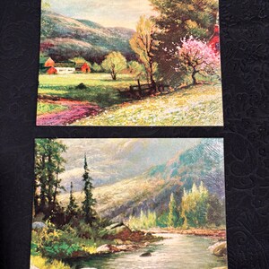 Paire de lithographies vintage des années 1970, scènes de paysages d'art, ferme à flanc de colline et ruisseau de montagne forestier, impressions de haute qualité sur du papier cartonné