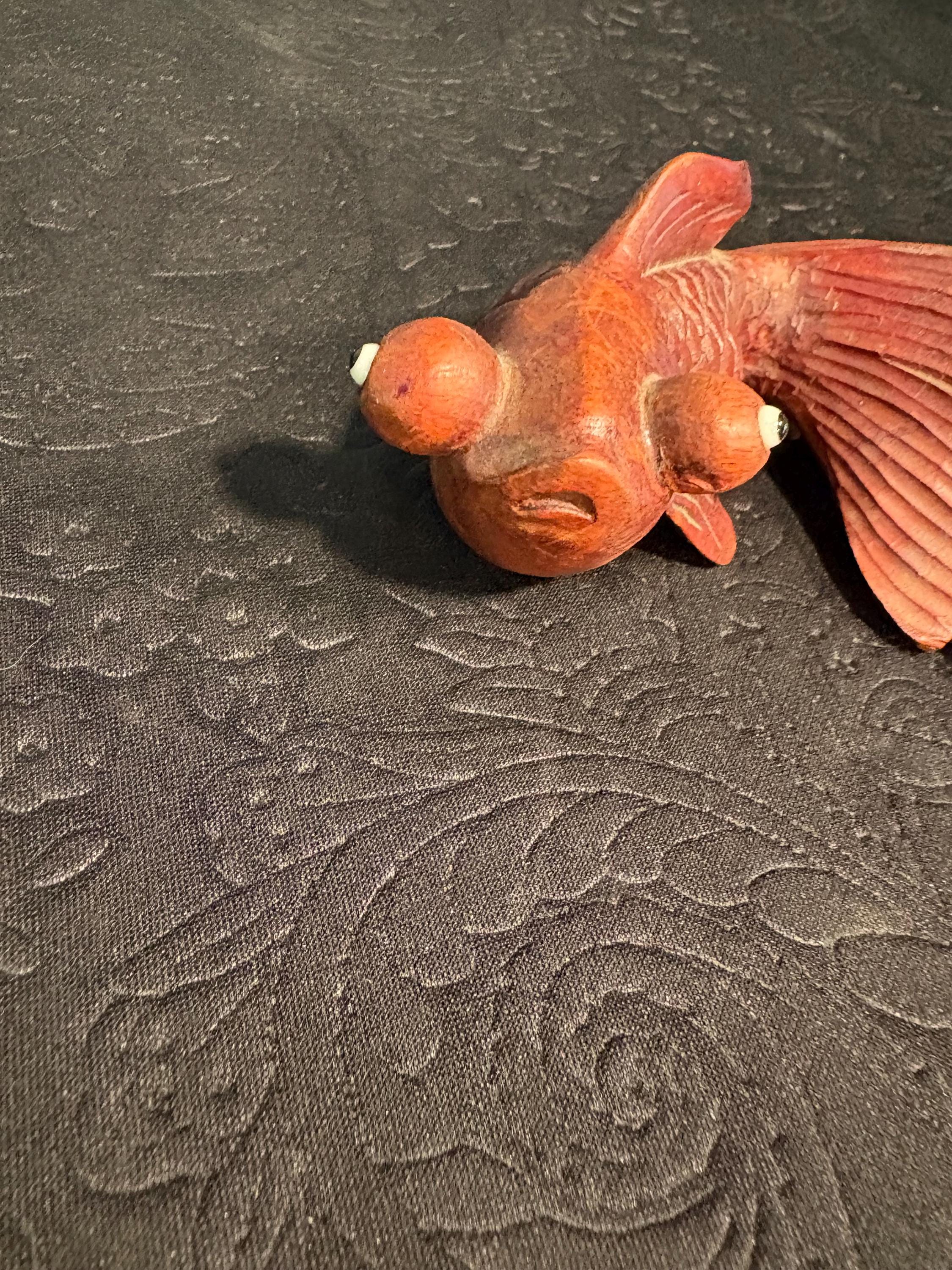 ヴィンテージ木彫り金魚像：中国の民芸彫刻（長さ5インチ） - Etsy 日本