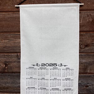 Calendario 2025 su tela bianca, fatto in casa, personalizzato, calendario da appendere alla parete personalizzato, idea regalo,