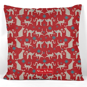 Divertida funda de almohada roja con estampado de gato y copos de nieve al estilo "suéter feo": una decoración navideña original o un bonito regalo para los amantes de los gatos.